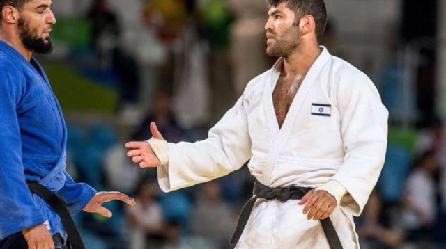 יריבו המצרי של אורי ששון מסרב ללחוץ את ידו (צילום: אסף קליגר)