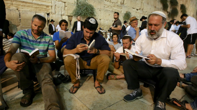 קריאת קינות, תשעה באב, הכותל המערבי (צילום: מרק ישראל סלם)