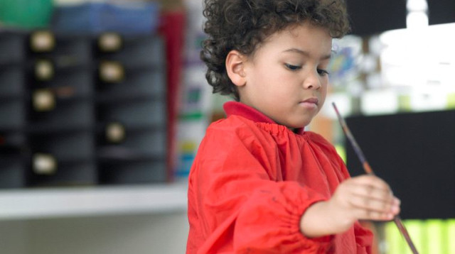 ילד מצייר (צילום: אינגאימג)