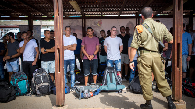 מתגייסים (צילום: מרים אלסטר, פלאש 90)