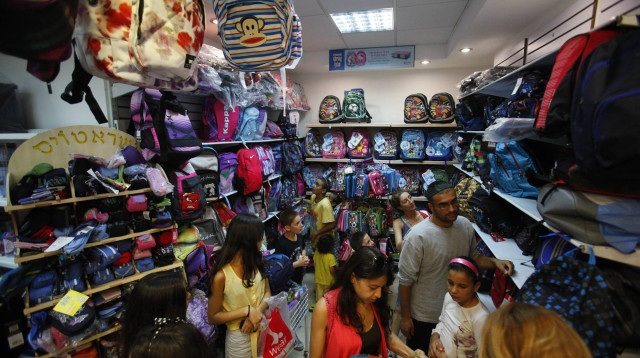 קונים ציוד לבית הספר (צילום: אדי ישראל)