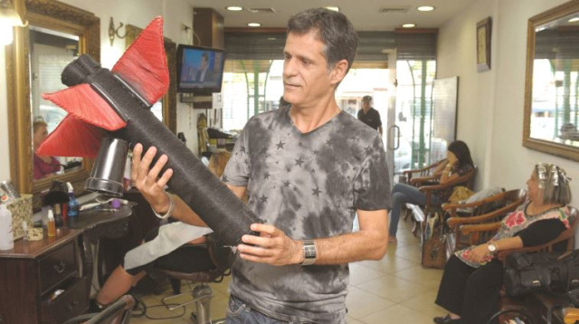 שמעון בוסקילה, בעל מספרת שופן בשדרות (צילום: אבשלום ששוני)