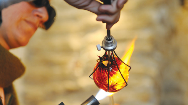 זכוכית מחליפת צבעים (צילום: מנדי חיטמן, פלאש 90)