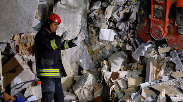 חילוץ ניצולים ברעידת האדמה באיטליה (צילום: רויטרס)