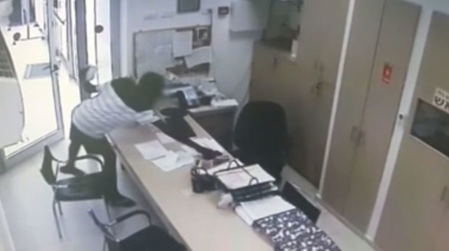 גנב הטלפונים בפעולה (צילום: מסך)