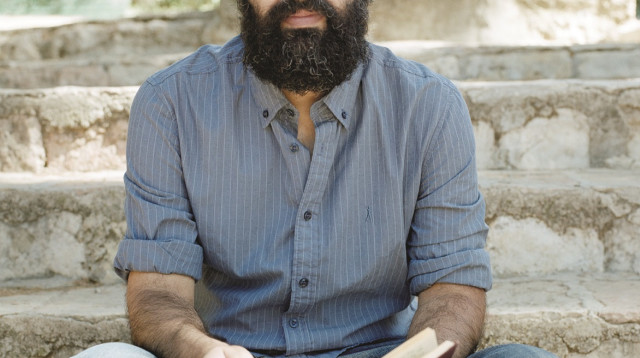 אלמוג בהר (צילום: נועה ברזנר)