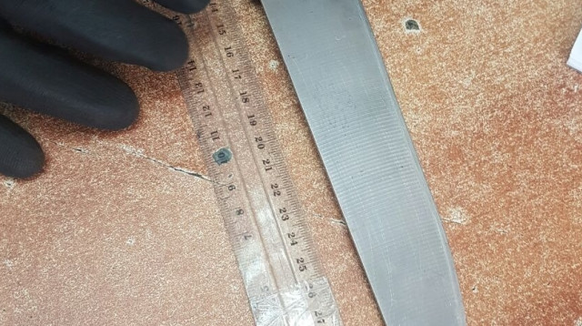 סכין שנתפסה אצל צעירה במעבר קלנדיה (צילום: דוברות המשטרה)