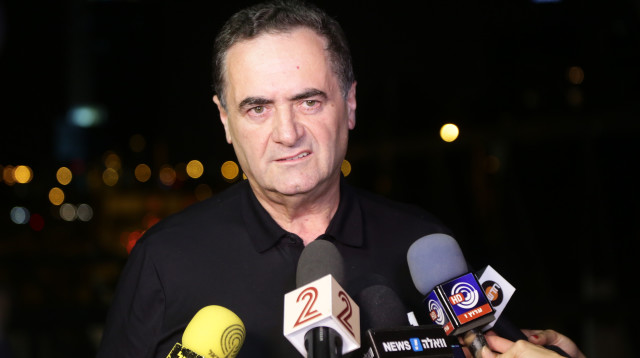 ישראל כץ במסיבת עיתונאים, תחנת רכבת השלום (צילום: אלוני מור)