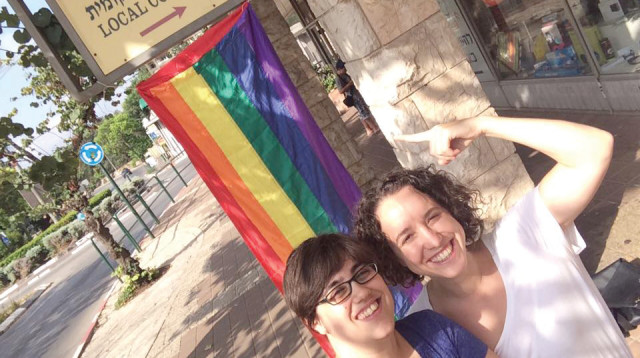 גרינצווייג (מימין) וסדקה לאחר תליית דגל הגאווה בקריית טבעון (צילום: עדי סדקה)