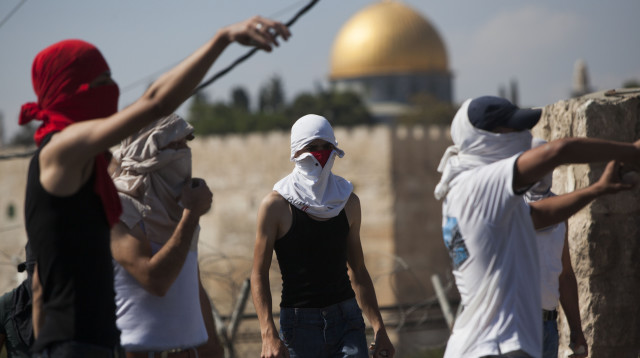 קטינים משליכים אבנים, ארכיון (צילום: יונתן זינדל, פלאש 90)