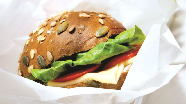 כריך קוטג' וגבינה צהובה (צילום: פסקל פרץ רובין)