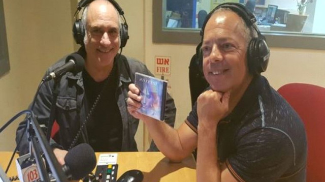 רז שכניק עם דיויד ברוזה (צילום: רדיו ללא הפסקה)