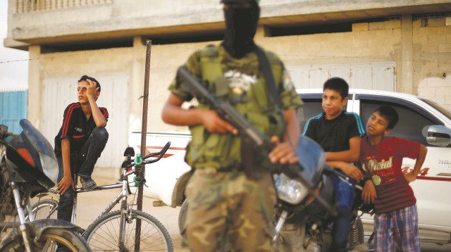 פעיל חמאס בעזה (צילום: רויטרס)