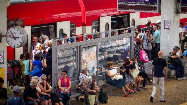 נוסעים ברכבת רכבת אנשים תחנת רכבת (צילום: מרים אלסטר, פלאש 90)