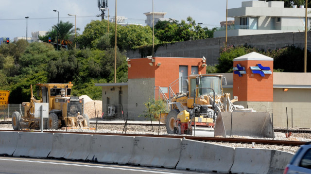 מסילת רכבת מושבתת (צילום: אבשלום ששוני)