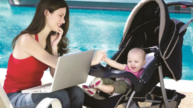 אישה עובדת תינוק מולטיטסקינג מעמד האישה (צילום: אינגאימג)