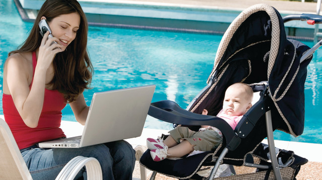 אמא מדברת בטלפון (צילום: אינגאימג)