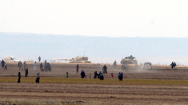 טנקים טורקיים חוצים את הגבול לסוריה (צילום: רויטרס)