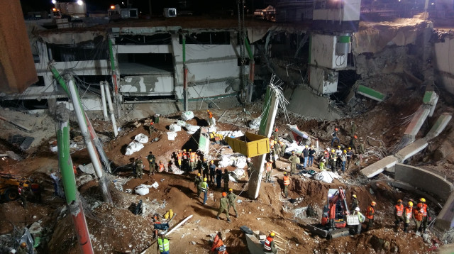 ניסיונות חילוץ ליליים בזירת החניון שקרס ברמת החייל (צילום: משה כהן)