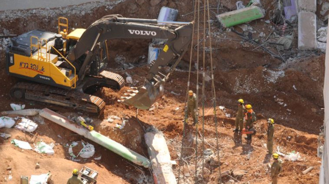 אתר קריסת החניון בתל אביב (צילום: אבשלום ששוני)