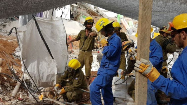 עבודות החילוץ בחניון שקרס (צילום: יהודה משי זהב זק"א)
