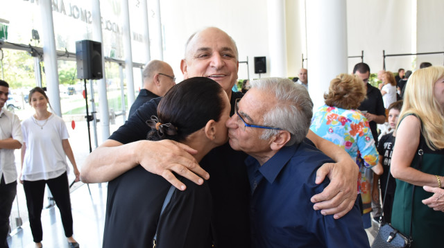 שינמן עם יצחק וחיה תשובה (צילום: אביב חופי)