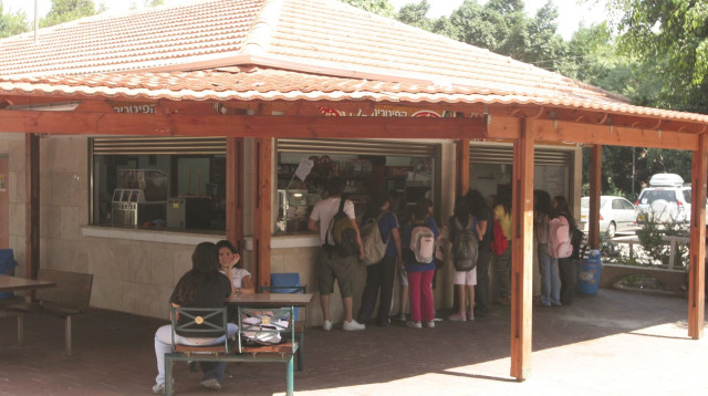 קיוסק אוכל בית ספרי (צילום: נאור רהב)