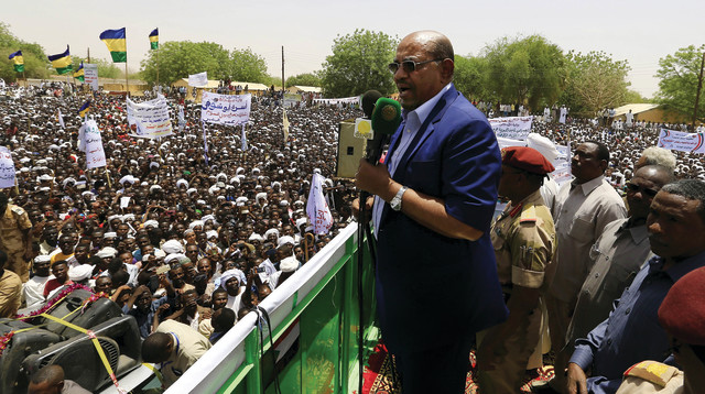 הנשיא הסודני עומר אל־בשיר בעצרת בדרום דארפור (צילום: רויטרס)