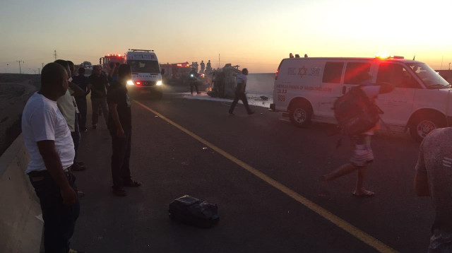 זירת התאונה הקשה בכביש 80 (צילום: תיעוד מבצעי מד"א)