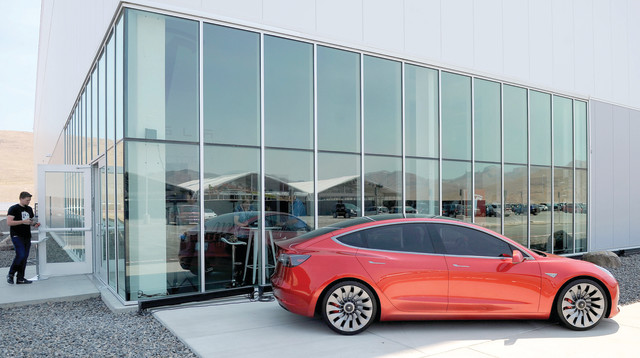 מכונית הדור השלישי של טסלה (צילום: רויטרס)