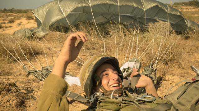 שחזור הצניחה של גדוד 890 (צילום: דובר צה"ל)