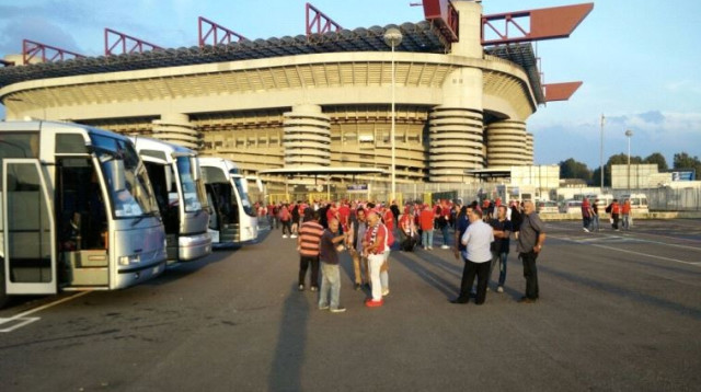 אוהדי ב"ש מחוץ לסן סירו (צילום: טל לביא)