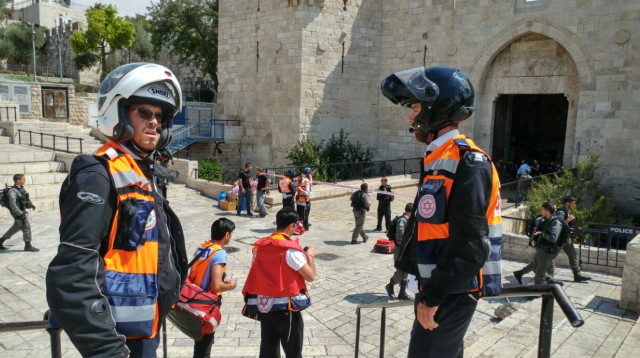 ניסיון פיגוע דקירה בשער שכם (צילום: דוברות מד"א)