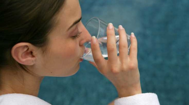 שתיית מים (צילום: אינגאימג)