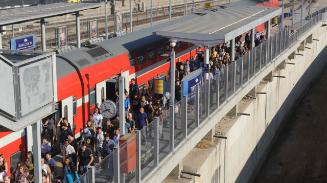 עומס בתחנת תל אביב ההגנה (צילום: אבשלום ששוני)