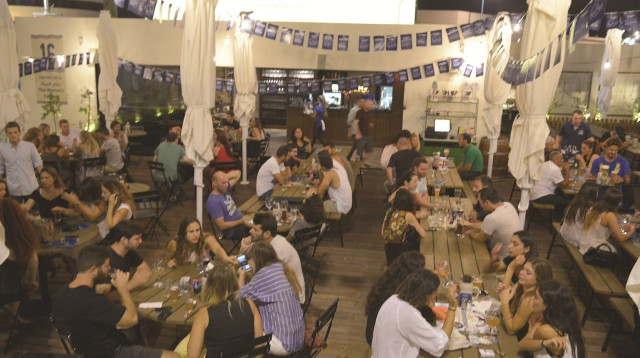 "1040 ביר גארדן" בנמל תל אביב (צילום: תמר צרפתי)