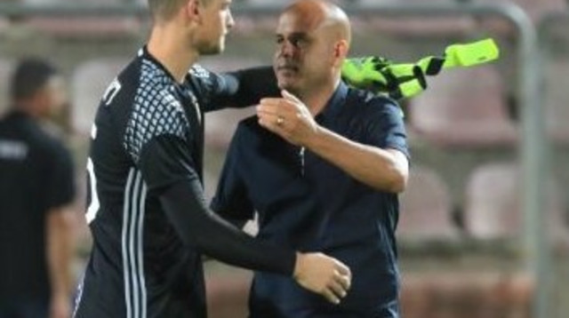 יוסי אבוקסיס וראיקוביץ' מתחבקים  (צילום: ערן לוף)