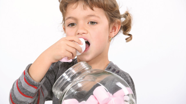 ילדה אוכלת ממתקים (צילום: אינגאימג)