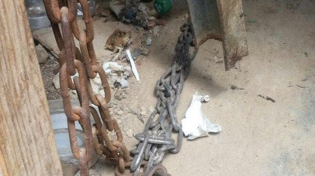 מקום קשירתו וכליאתו של אדם בנגב (צילום: דוברות המשטרה)