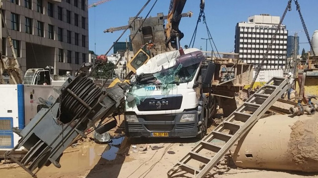 מנוף קרס על משאית, אתר הרכבת הקלה (צילום: דוברות המשטרה)