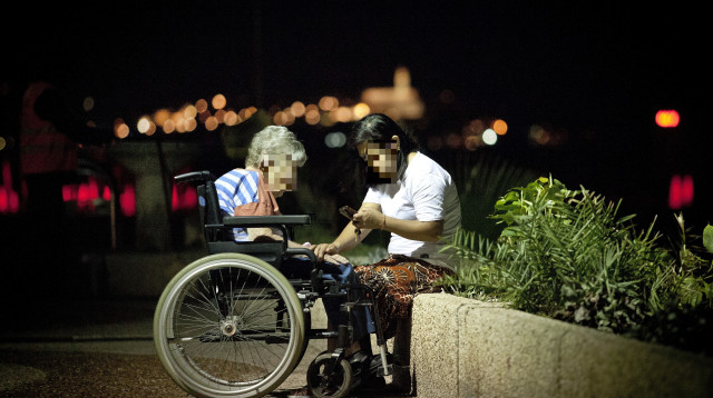 קשישה ומטפלת, ארכיון (צילום: משה שי)