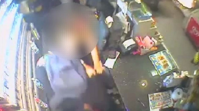 שוד בחנות נוחות, ארכיון (צילום: מצלמות אבטחה)