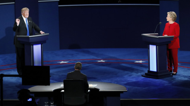 הילרי קלינטון ודונלד טראמפ בעימות (צילום: רויטרס)