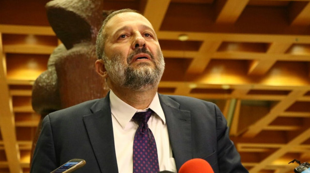 שר הפנים, אריה דרעי, בתדרוך עיתונאים לגבי מצבו של שמעון פרס (צילום: אבשלום ששוני)