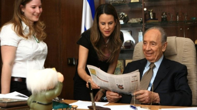 איילת פריש ואפרת דובדבני עם שמעון פרס (צילום: פלאש 90)