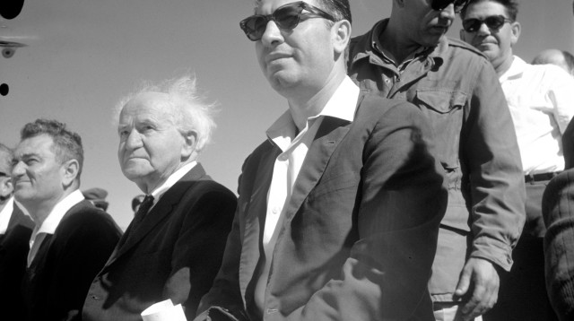 שמעון פרס ודוד בן גוריון כשכיהן כמנכ''ל משרד הביטחון (צילום: לע"מ)