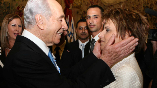 דליה איציק עם שמעון פרס (צילום: יוסי זמיר, פלאש 90)