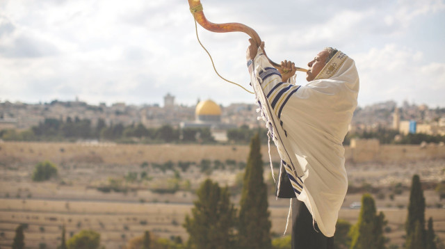 תקיעה בשופר מול הר הבית (צילום: יונתן זינדל, פלאש 90)