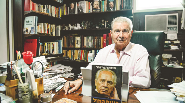 מיכאל בר זוהר, מחבר הביוגרפיה של פרס (צילום: אסף קליגר)