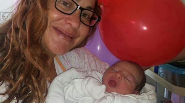 מעיין אור טל ילדה את התינוק הראשון של תשע"ז (צילום: המרכז הרפואי זיו)